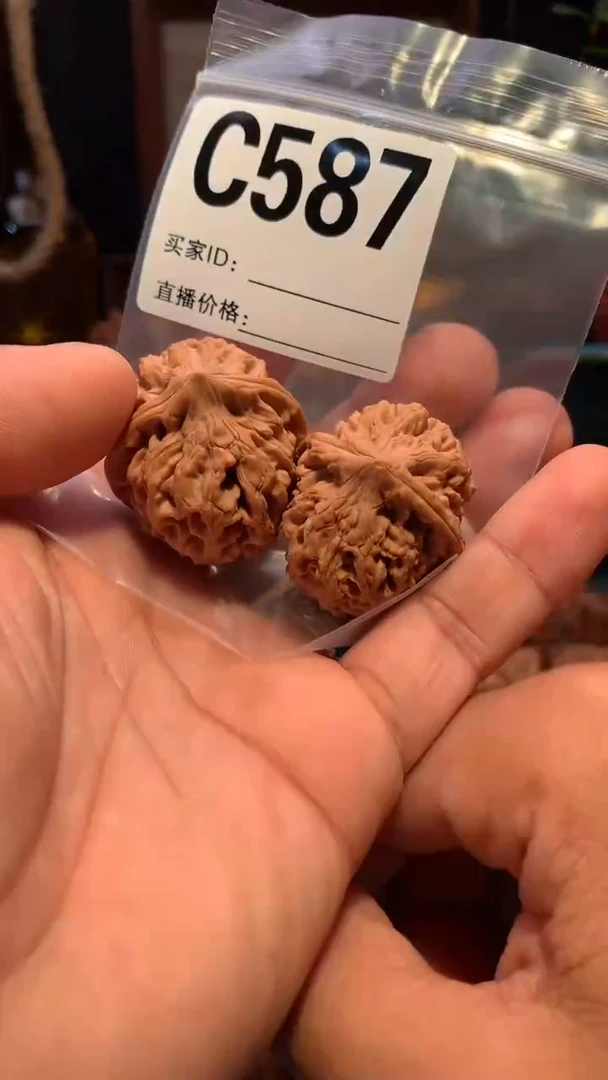 桃核把件乖****乖【丰泰】34   左右野生小众磕尖瑕疵处理