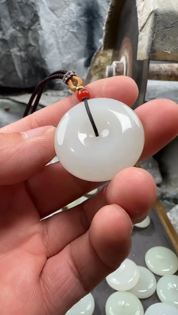 和田玉未镶嵌颈饰吊坠