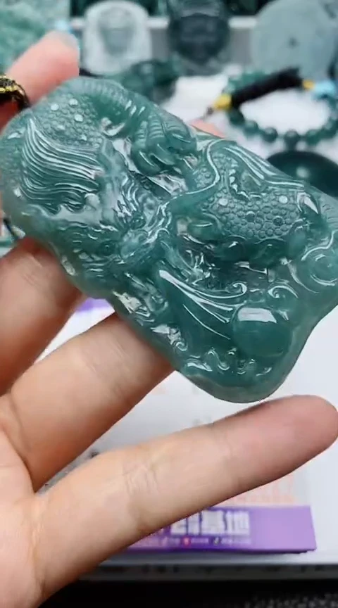 翡翠未镶嵌颈饰