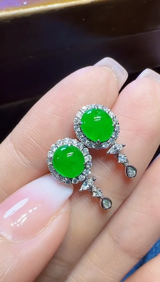 18K金镶嵌翡翠耳饰蛋面