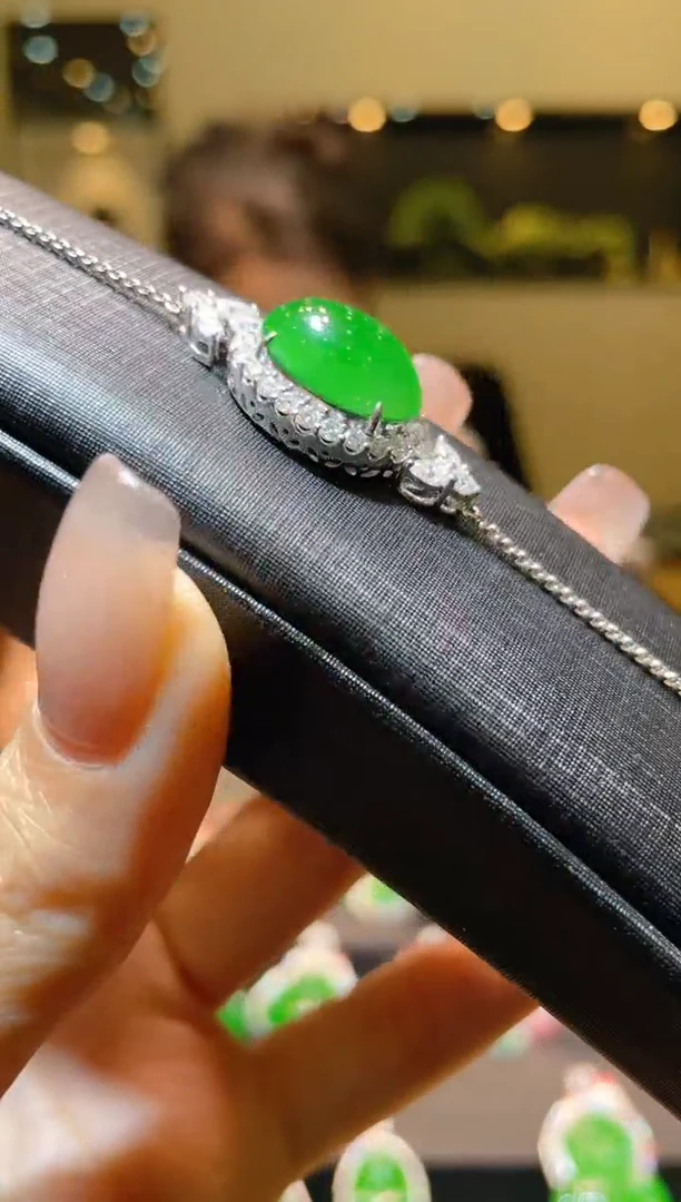 【闪购商品】翡翠吊坠(不含链)18K金镶嵌A76