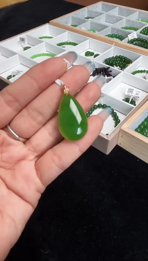 吊坠(赠链)18K金镶嵌和田玉碧玉 水滴