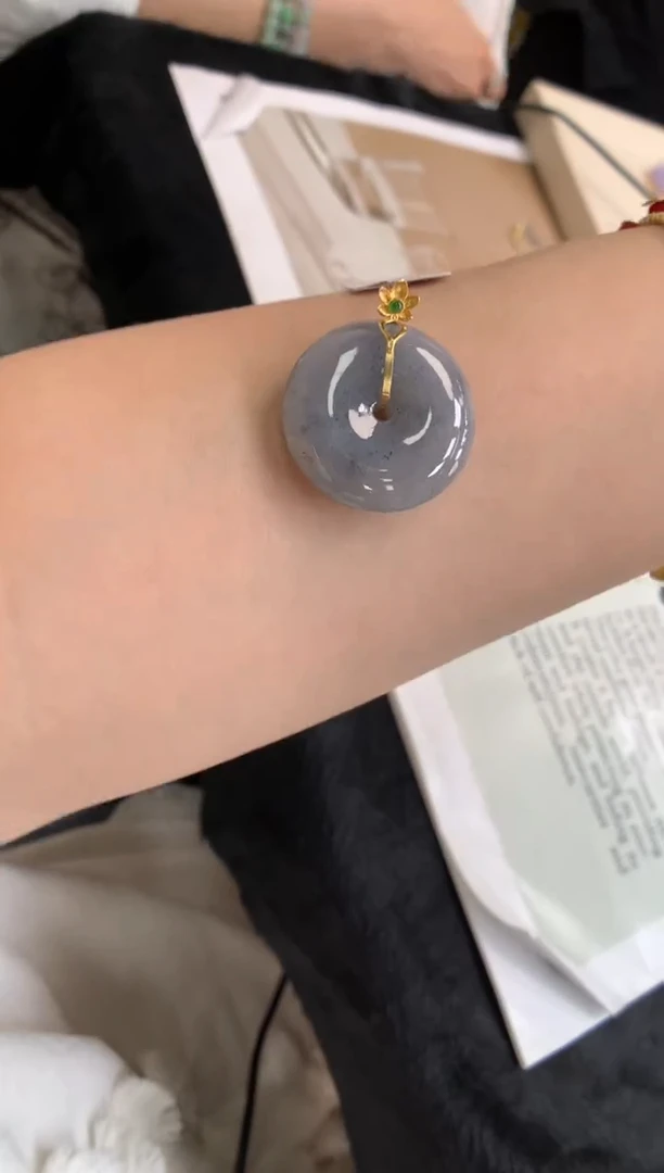 翡翠18K金镶嵌颈饰平安扣