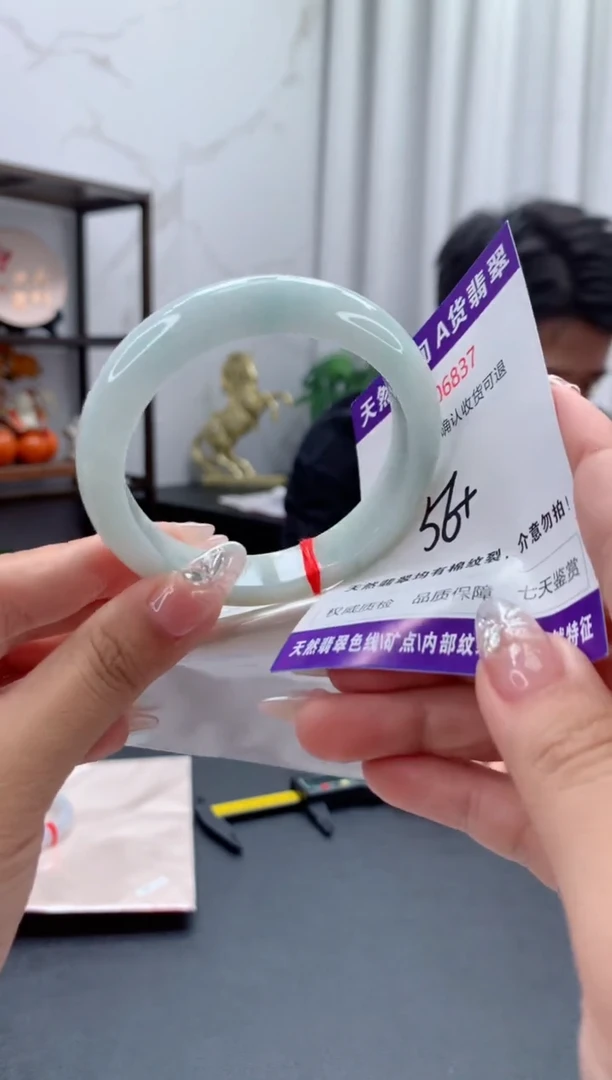 未镶嵌手镯翡翠有纹，完美者勿拍