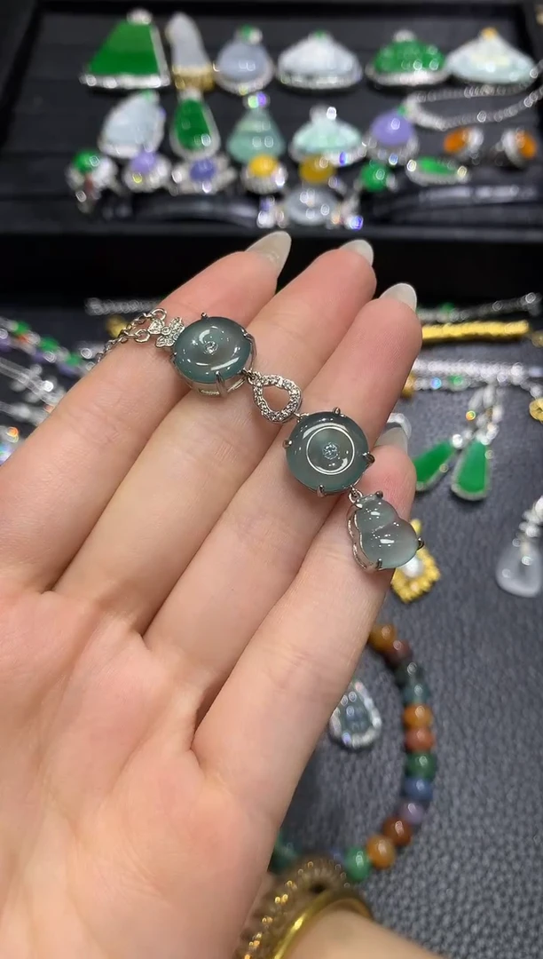 翡翠未镶嵌吊坠(赠链)1多样性随机发货1件