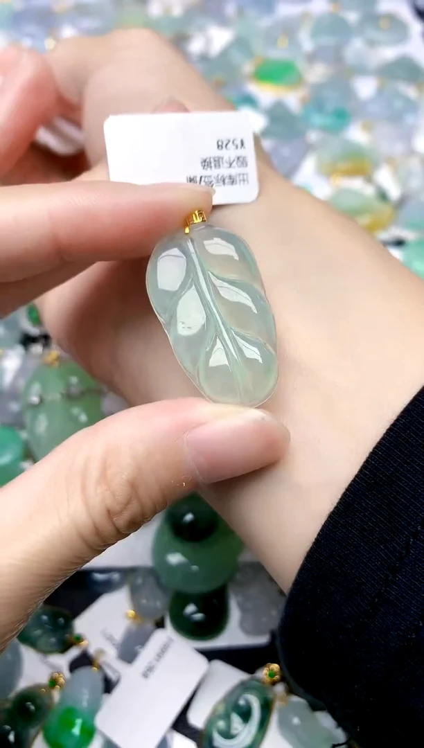 颈饰18K金镶嵌翡翠天然A货翡翠