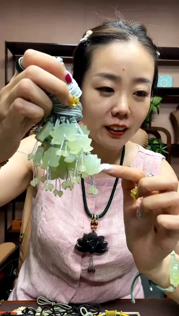 岫玉未镶嵌颈饰多样性发货发其中之一