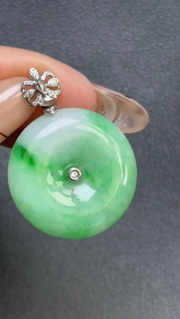 颈饰18K金镶嵌翡翠平安扣