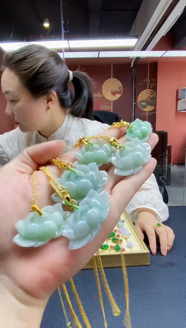 颈饰未镶嵌翡翠吊坠多样发其一