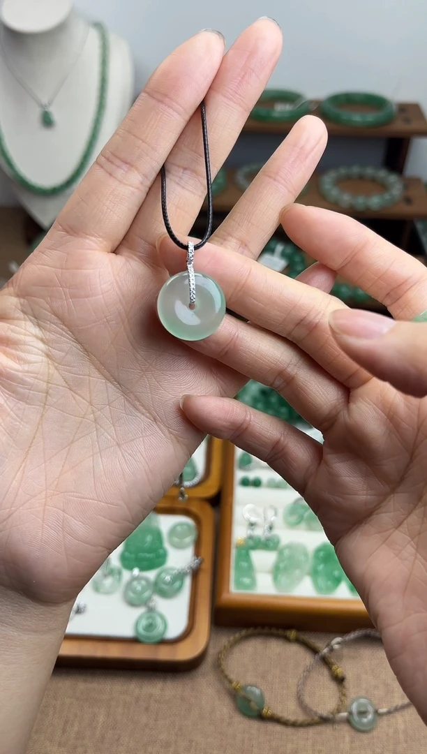 吊坠(赠链)未镶嵌石英质玉（非洲翠）平安扣