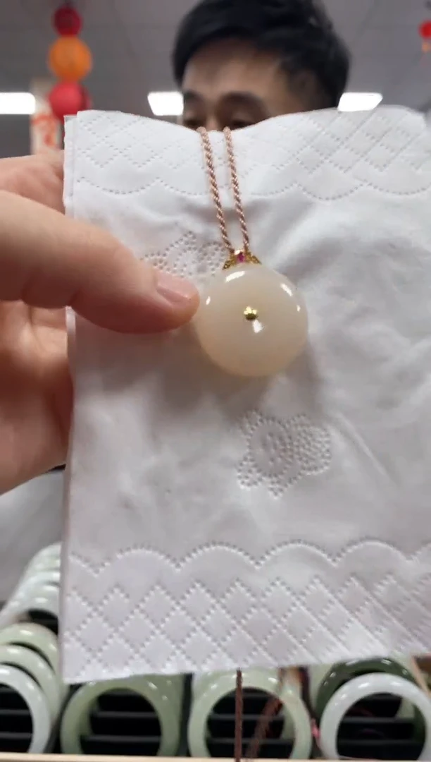 【闪购商品】和田玉颈饰18K金镶嵌藕粉挂件一件