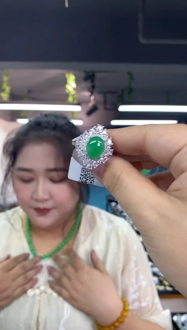 翡翠戒指未镶嵌多样性发其一颜色微差