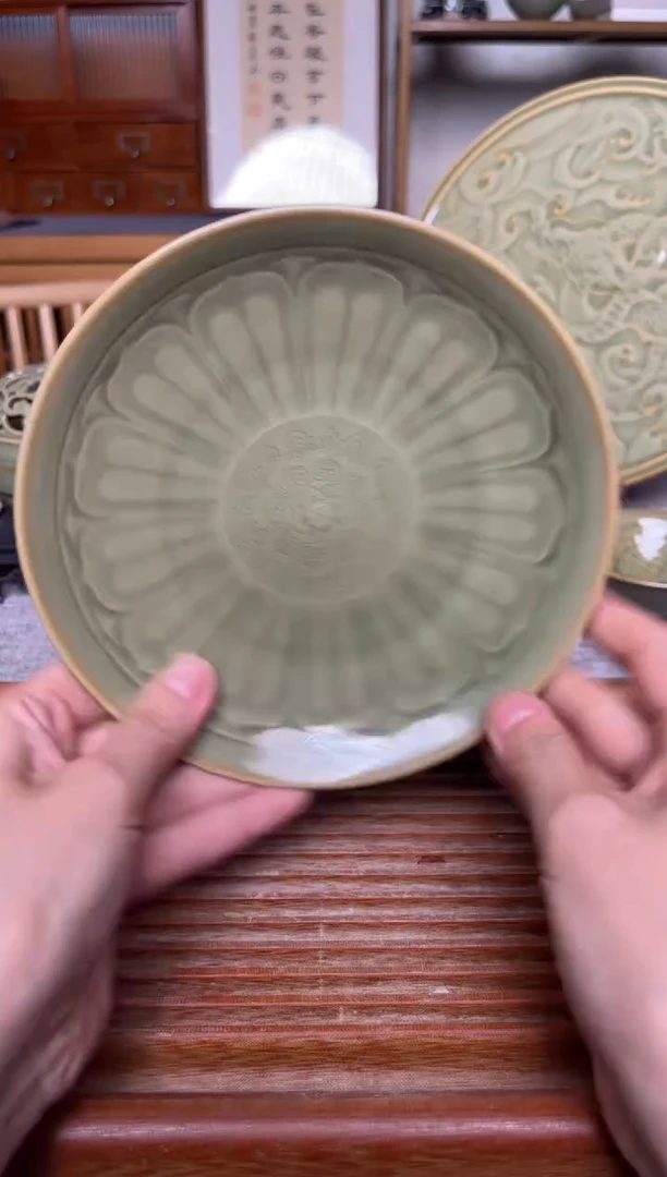 其他橄榄绿宝象莲瓣纹壶承  微瑕