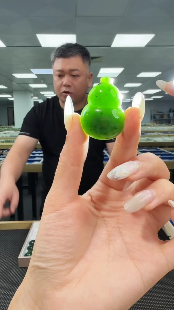 吊坠(不含链)未镶嵌和田玉（碧玉）碧玉俄料葫芦吊坠多样性发其一