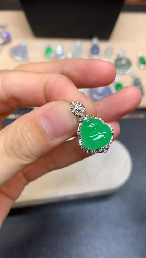 颈饰18K金镶嵌翡翠葫芦【无服务费【48小时鉴赏期】