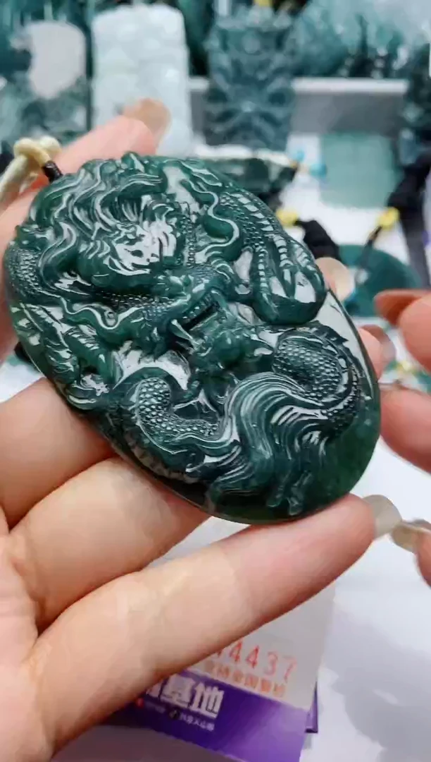 颈饰未镶嵌翡翠