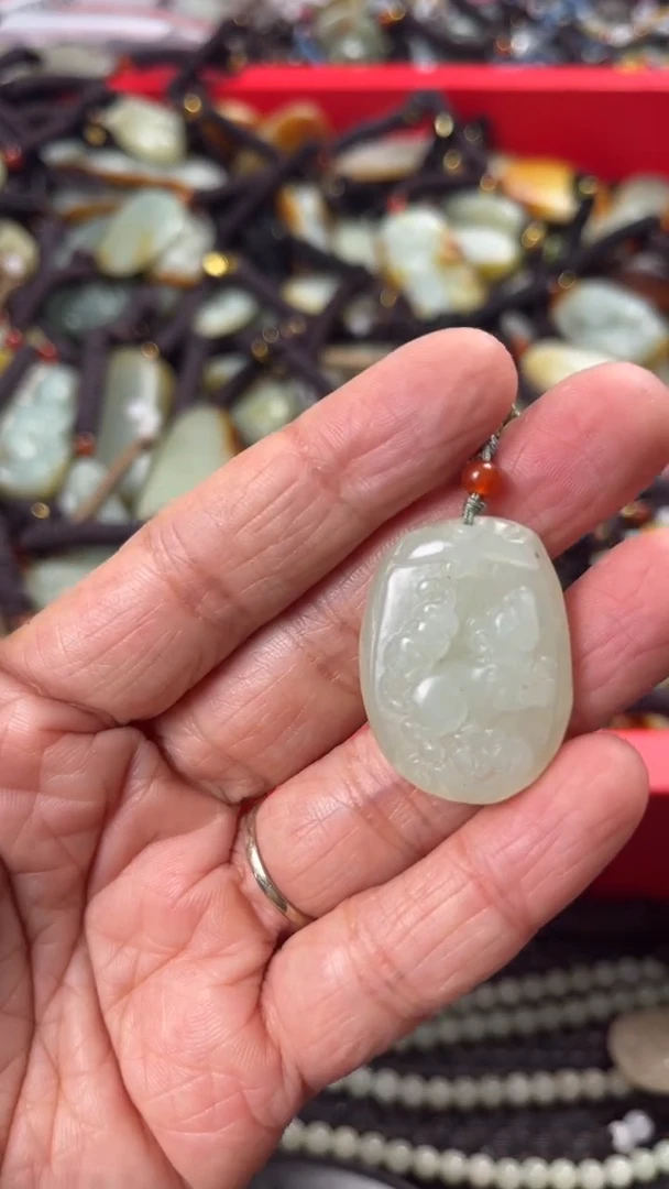 【闪购商品】和田玉颈饰未镶嵌多样性发货没有证书拍一发一有瑕