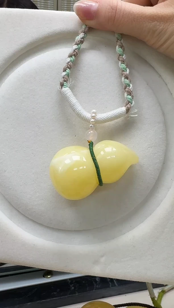 未镶嵌颈饰琥珀如图