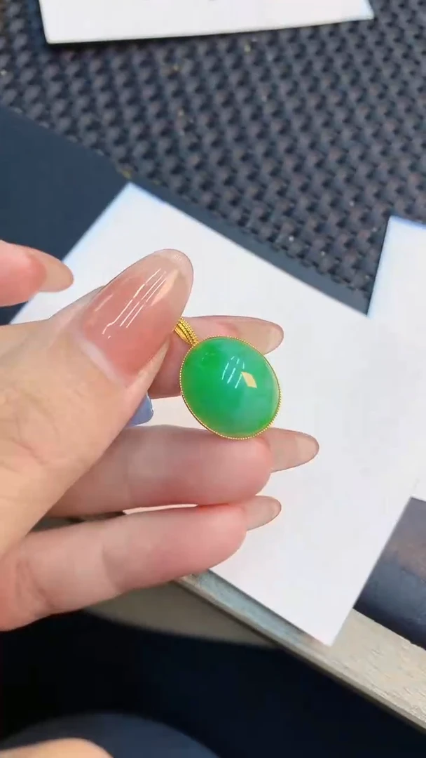 翡翠18K金镶嵌颈饰           1