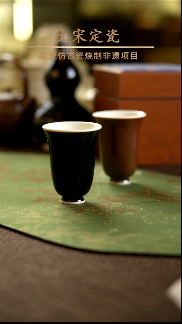 微瑕 闻香杯 口沿处有积釉
