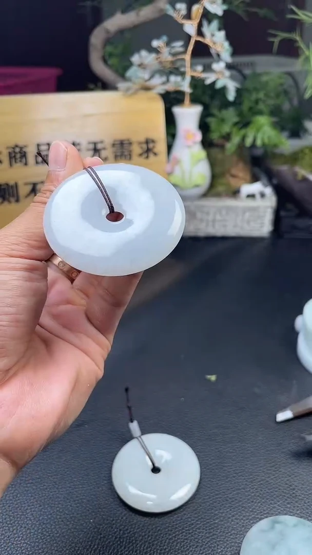 翡翠未镶嵌颈饰发一件