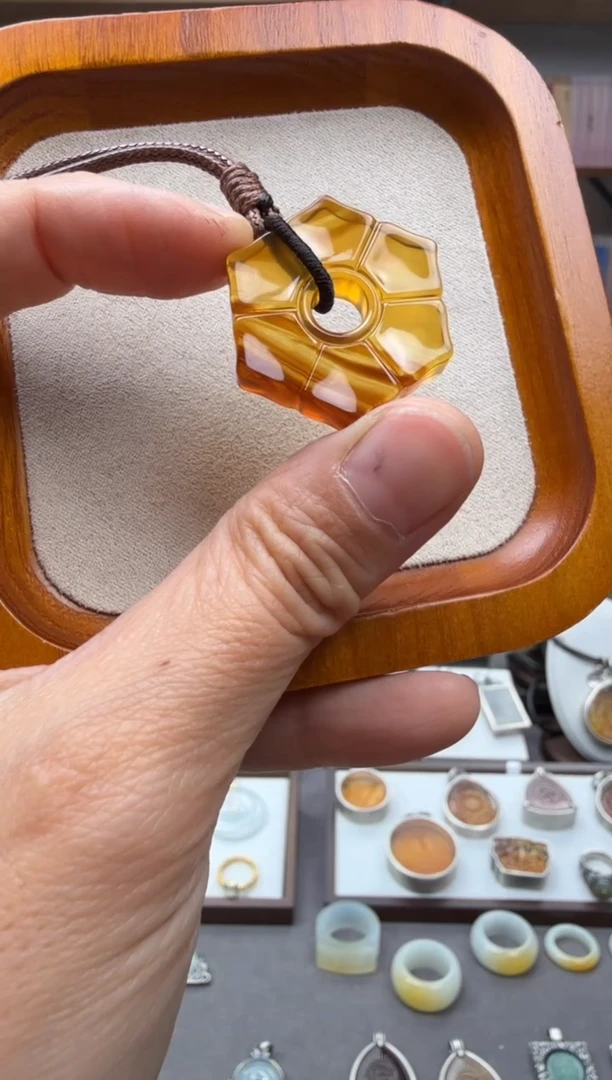 琥珀颈饰未镶嵌莲花吊坠1