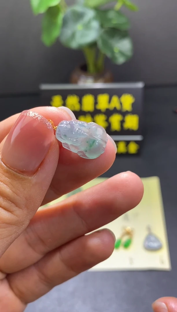 翡翠18K金镶嵌颈饰翡翠吊坠