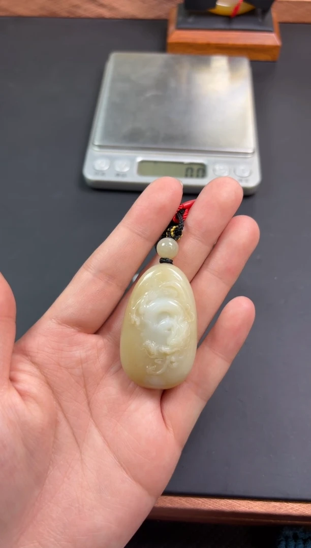 【闪购商品】和田玉吊坠(赠链)未镶嵌且末微色差迪克兰吊坠