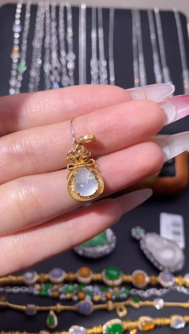 颈饰18K金镶嵌翡翠吊坠