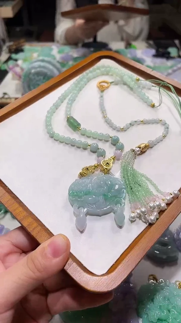 翡翠未镶嵌颈饰吊坠
