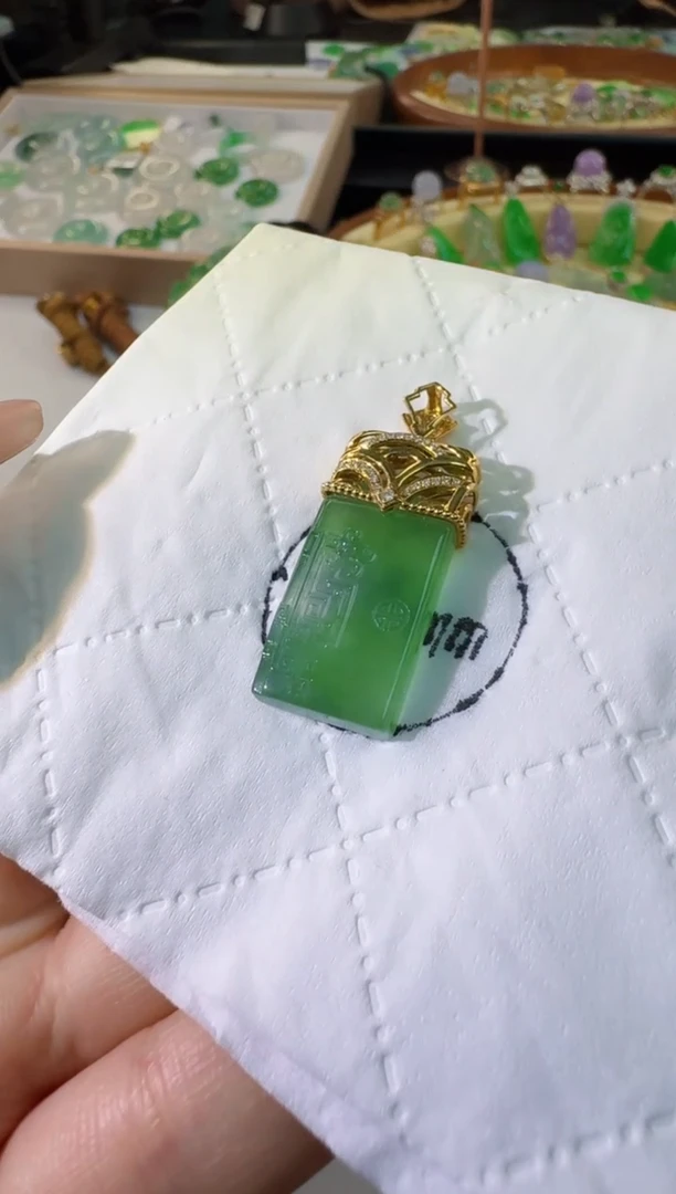 【闪购商品】翡翠吊坠(不含链)18K金镶嵌缅甸翡翠A货吊坠