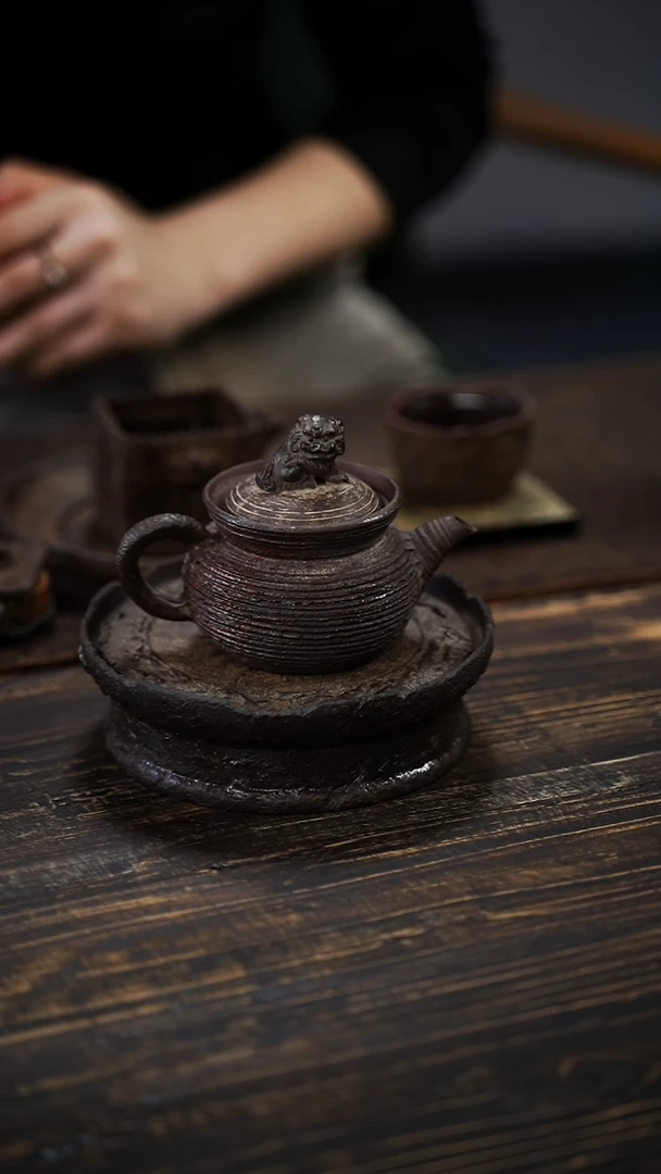 全手工制作  原矿紫砂狮子摘后手壶