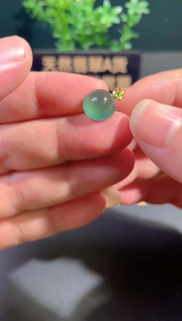 颈饰18K金镶嵌翡翠翡翠