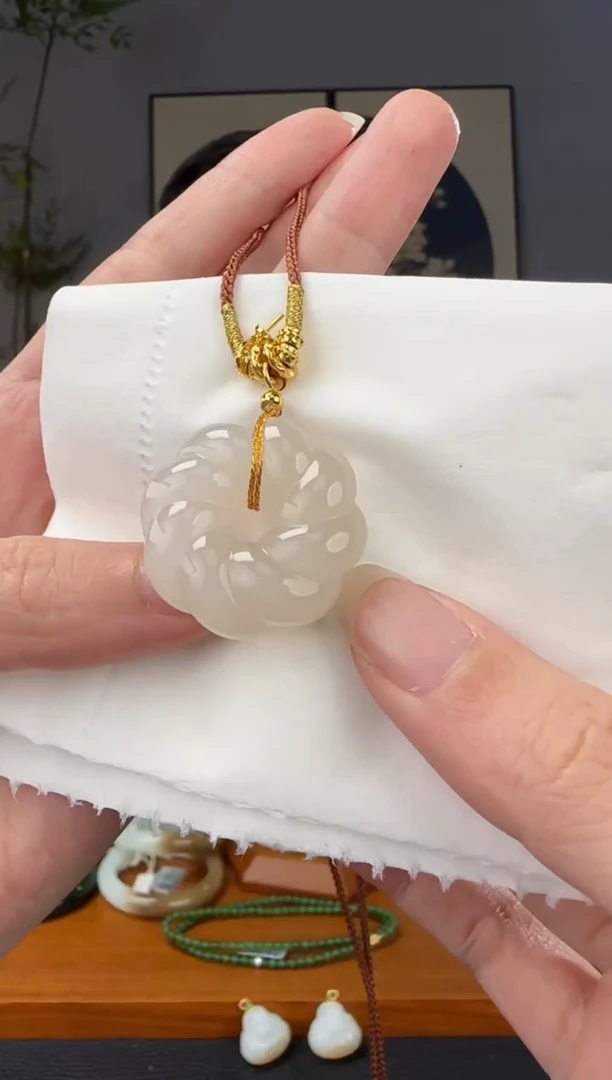 颈饰未镶嵌和田玉藕粉麻花吊坠