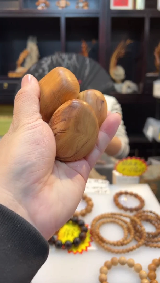 崖柏有黑油线老裂手把件随机一个