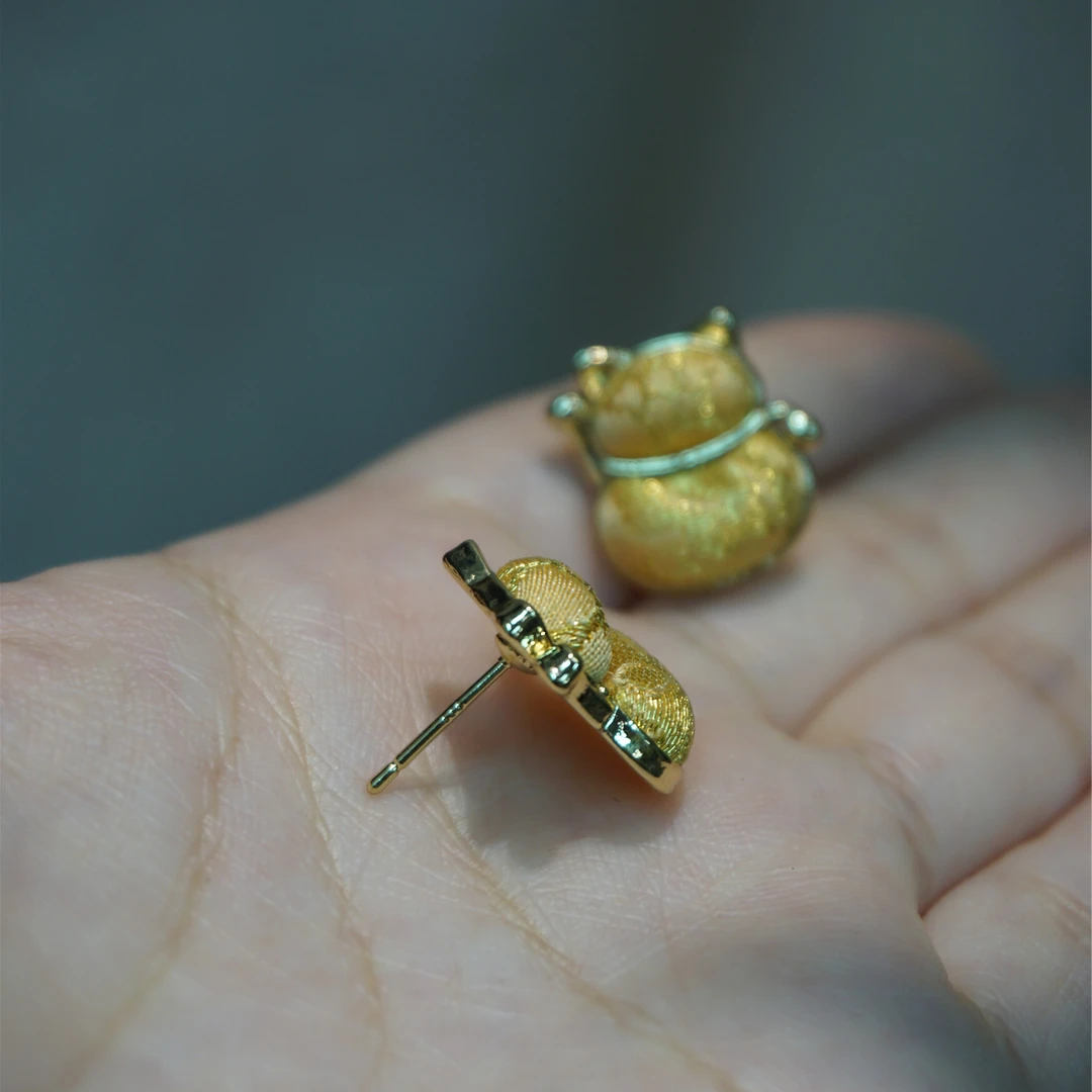 锌合金布艺耳饰 上久楷宋锦金朵梅招财猫925针耳钉布艺成品