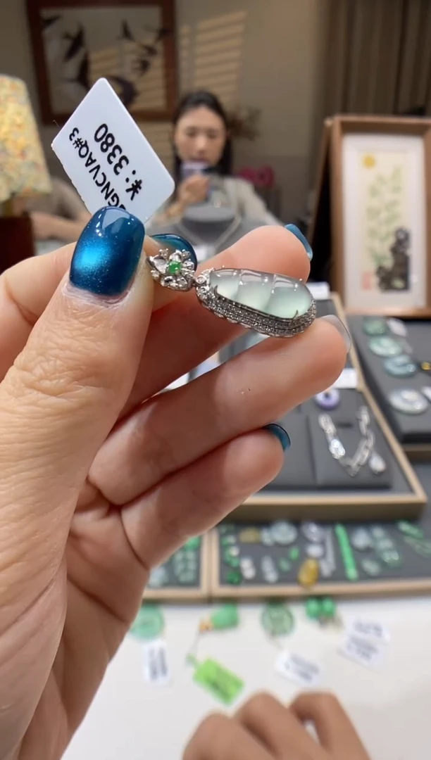 翡翠18K金镶嵌颈饰豆子