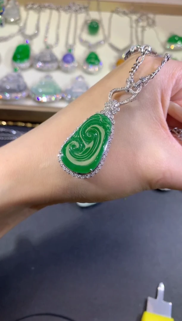 吊坠(不含链)18K金镶嵌翡翠102-如意（不含链