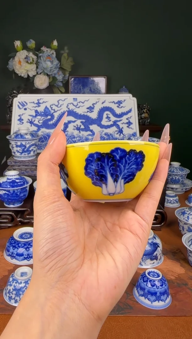 杯水造。青花黄釉白菜。罗汉杯