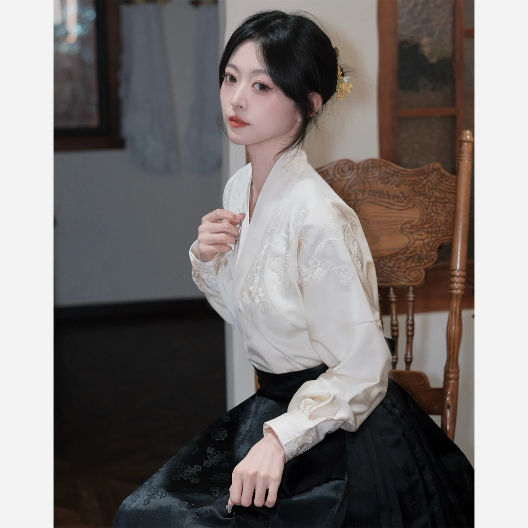 云间月-【刺绣飞机袖】原创刺绣宋制对襟交领飞机袖汉服早春日常