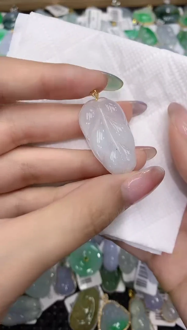 翡翠18K金镶嵌颈饰111111111111