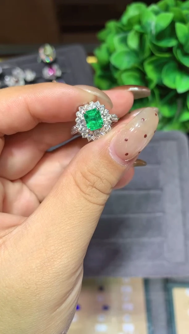 18K金镶嵌戒指祖母绿1.35ct