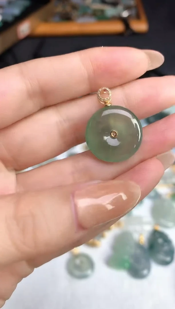 颈饰18K金镶嵌翡翠25110801