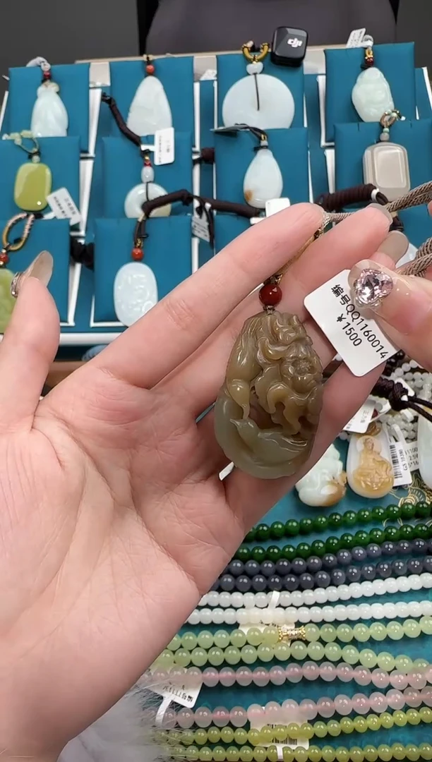 颈饰未镶嵌和田玉吊坠QQ