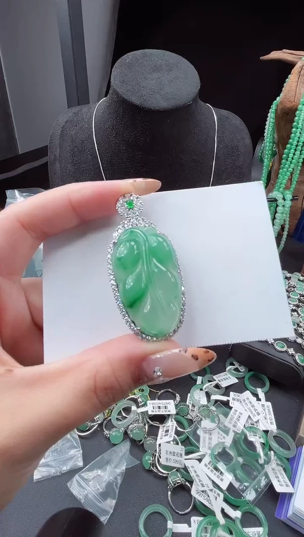 吊坠(赠链)合金石英质玉（非洲翠）25130叶子