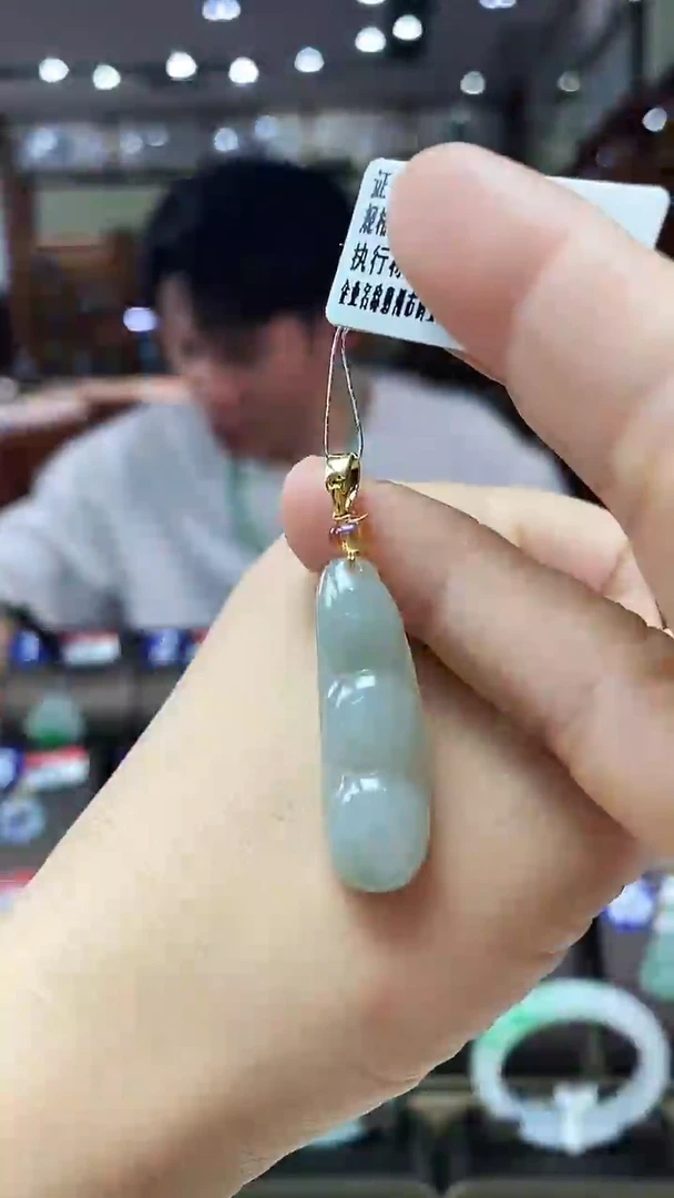 颈饰合金翡翠福豆