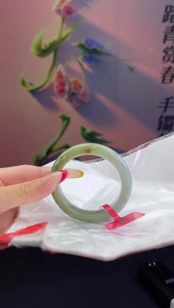 翡翠手镯未镶嵌翡翠手镯