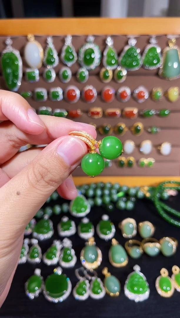 【闪购商品】和田玉耳坠18K金镶嵌卡12粉绿圆珠耳坠