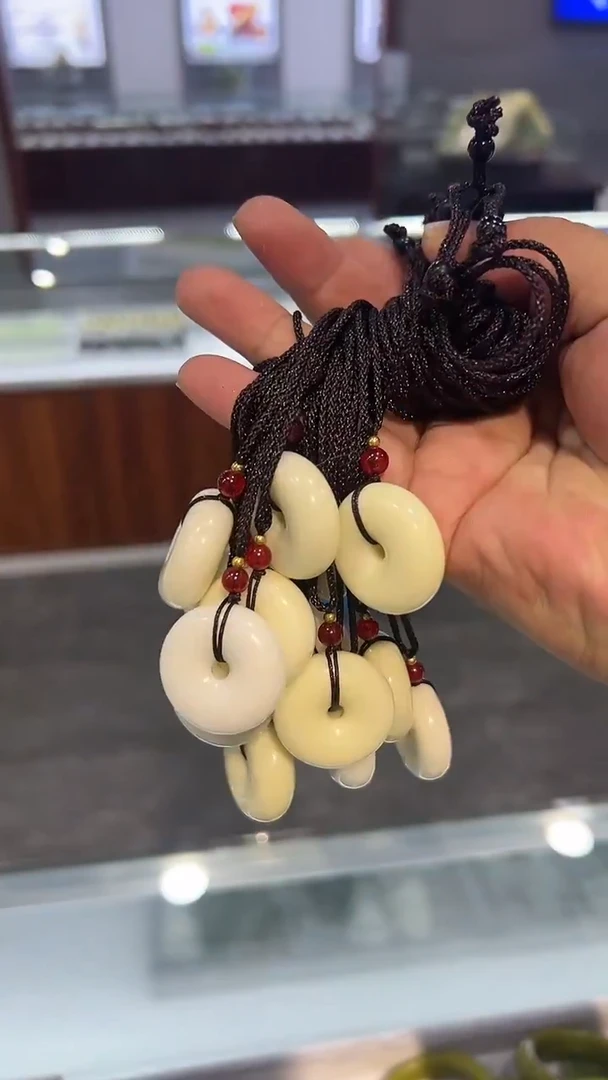 蛇纹石玉未镶嵌颈饰平安扣