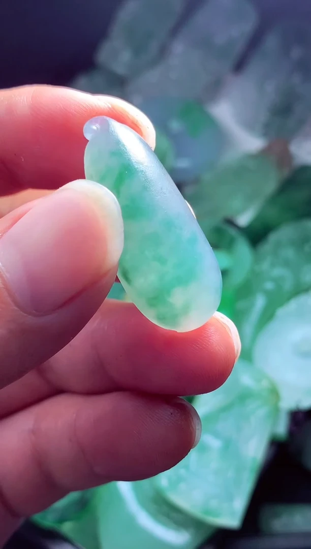 未镶嵌定制翡翠落**?翡翠毛货定制